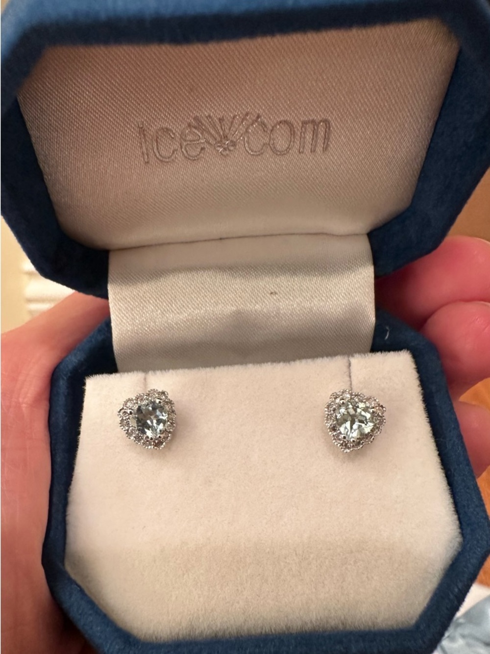 Aquamarine heart stud earring in white gold.